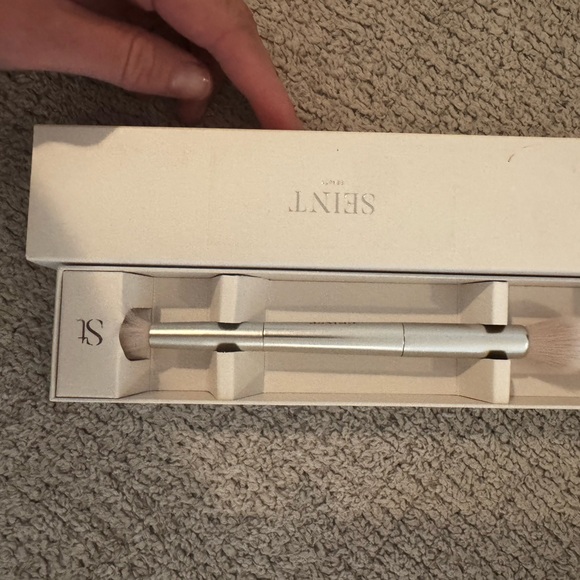 New in box Seint Eyeshadow Brush & Wash Brush - Picture 4 of 6